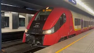 Wjazd i odjazd pociąg skm pesa elf 27WE-013 na stacji warszawa centralna