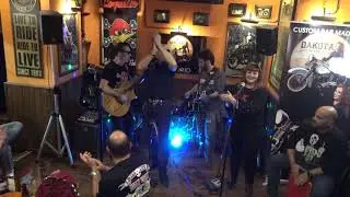 El Pupitre de Atr&aacute;s Rompeolas en el Dakota Custom Bar