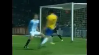 Leandro Dami&atilde;o lambreta on Emiliano Papa Brazil vs Argentina friendly