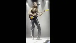Clara Luciani - Dr&ocirc;le d'&eacute;poque - extrait (Lyon 22/03/2025)