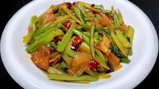 It is a big mistake to stir-fry red cabbage moss, blanch it and stir-fry it directly in the pot. I