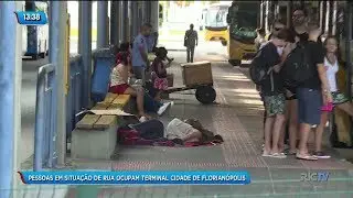 Pessoas em situação de rua ocupam o Terminal Cidade de Florianópolis