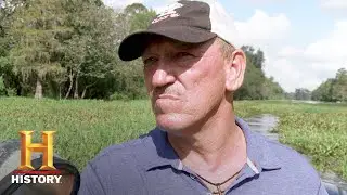 Swamp People: Troy and Holden Take A Wheel Washing (Season 9, Episode 20) | History