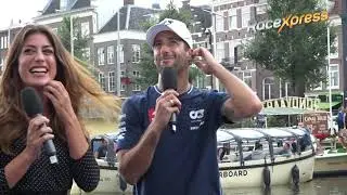 Coureur Vicky Piria interviewt Daniel Ricciardo