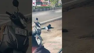 Bhai yeh kya hai 👀⏭ 🤭😂😂😂 #crazypeople #comedy #funny #roadside #drunkenman #drunk #laugh