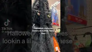 Very realistic gorilla costume. 🧒🏿