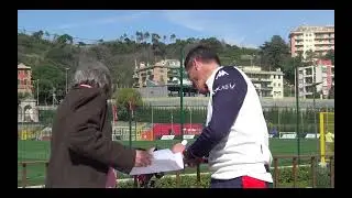La strepitosa reazione di Blessin quando un tifoso del Genoa lo saluta durante un&rsquo;intervista