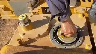 🛠️Learn how to change the hydraulic oil filter on your excavator. #oilfilter