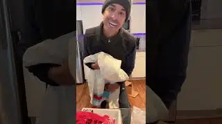 Unboxing Bad Bunny&rsquo;s mystery box 