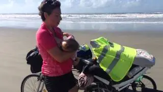 Viajar en bici con un bebe por la playa en Brasil