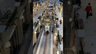 В ГУМ Москвы висят вымпелы к столетию спортивного клуба Динамо