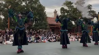 【2025・DPAモーリスのコテージ前】ザ・ヴィランズ・ハロウィーン”Into the Frenzy”【3rdカラスダンサーポジ】