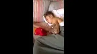Джастин Бибер спит с девушкой в Бразили. Justin Bieber sleeping with Girl in Brasil.