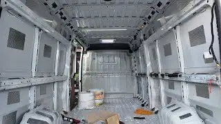 Insulating our campervan #camperbuild #insulation #campervans #diycamper #autorulota #vanlife 
