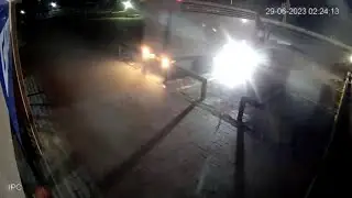 Camion cerca di sfondare la vetrata del negozio di bici: le immagini riprese dalle telecamere