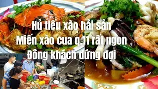 Hủ tiếu xào hải sản, MIẾN XÀO CUA quận 11 rất ngon: Rất đông khách đứng đợi