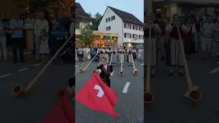 Jodlerfest Reigoldswil,  Fahnenschwinger und Alphornbl&auml;serinnen #tradition #schweiz #alphorn #jodel