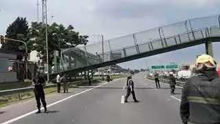 SE DERRUMBÓ UN PUENTE PEATONAL EN LA AV. GENERAL PAZ TRAS EL IMPACTO DE UN CAMIÓN CON SU ACOPLADO