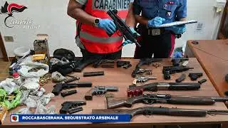 Telefonata anonima ai carabinieri: rinvenute due valigie di armi pronte all'uso