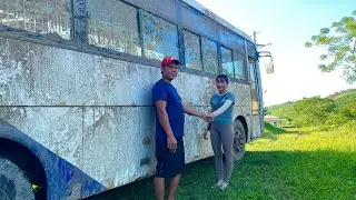 Tieu Na found and bought a long-abandoned 45-seat Hyundai car from a farmer and restored it.