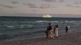 Z wizytą na plaży Miami Beach i pluskanie w morzu.