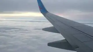 Boeing 737 out of jetstream and dives into the clouds HD
