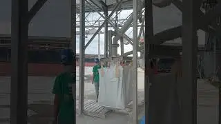 proses pengisian serbuk semen ke karung jumbo bag 1ton ke truck. #viral #viralshorts #kerja