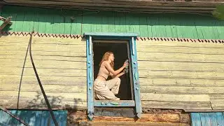 Renovation of a dilapidated hut in a Russian village