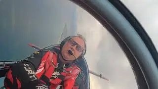 El piloto C&aacute;stor Fantoba emociona a los asistentes al Salou Air Show 2025 en su Sukhoi 26 [interior]
