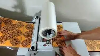 Como s&atilde;o feitas as forminhas laminadas (caixetas) na Baroni Fest. Joinville-SC