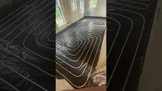 Preparing a liquid screed floor