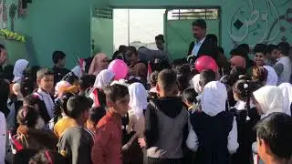 استقبال التلاميذ مدير مدرستهم السابق(علي الحسيني الراشدي) بعد فراقه واحالته الى التقاعد