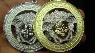 Подвеска из цельного серебра с греческой головой Медузы и бриллиантами. Цена: 319,99 $
