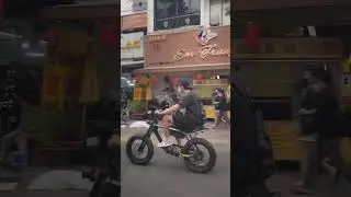 Bro casually riding on the VinFast DrgnFly electric bike which costs $2599 USD ⚡️🚲