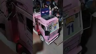 miniatur truk geret soundsystem pink