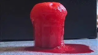 R&eacute;action chimique entre de l'acide ac&eacute;tique (vinaigre blanc) et du bicarbonate de sodium