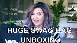 The most INSANE gift bag unboxing EVER! Plus Size Fashion, The Curvy Con, New York