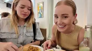 Dos extranjeras probando comida española en Madrid