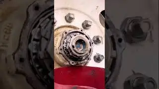 Changing a Hub Seal in Real Time #nocap #mechanic #heavytruck #trailer