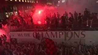 AC Milan celebrate Italian Serie A triumph with open top bus parade in city centre | 意甲 | AC米兰夺冠游行