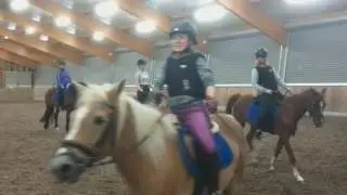 Carrousel rijden in manege 