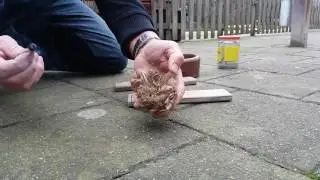 Vuur maken met vuurrol met houtas en watten!