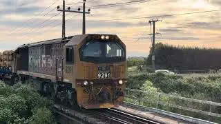 DL locomotive Train 624 PALMERSTON NORTH-NAPIER  Express Freight 
