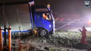 Vrachtwagen met geiten belandt in greppel naast A2 in Weert