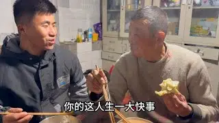 山西吕梁，大春家上山拉玉米，忙活一天回家，晚饭吃炒羊血土豆条
