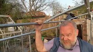 Строительство политуннеля, часть 2 &mdash; грунтовые анкерные колышки и дополнительные коньковые планки &mdash; 23 апреля 2021 г.