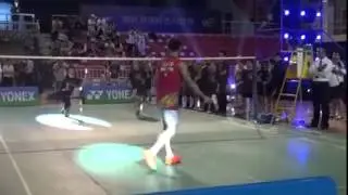 Lee Chong Wei shows us his amazing badminton trick shots and deceptive shots