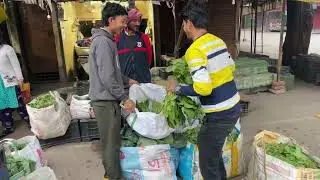 আজকে মার্কেট বন্ধ তাই দাদা আমাদের দোকানে এসে সবজি দিয়ে গেল 🥦....#vegetables#daily #trending