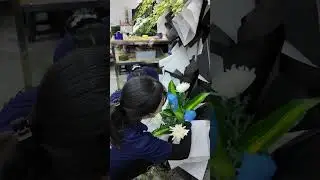 C&aacute;ch cắm kệ hoa tang c&uacute;c trắng tại xinduola