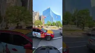 Side scrolling up University Ave in Downtown Toronto #torontotraffic #bikelanes #biketo